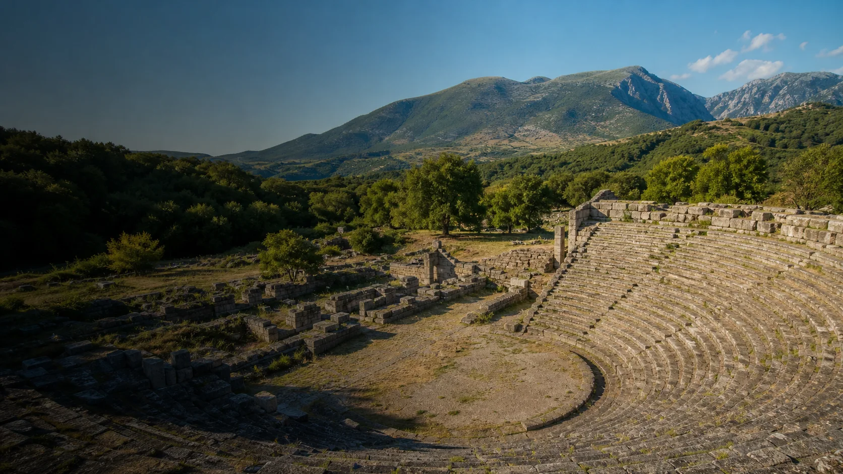 Το αρχαίο θέατρο της Δωδώνης με τα βουνά της Ηπείρου